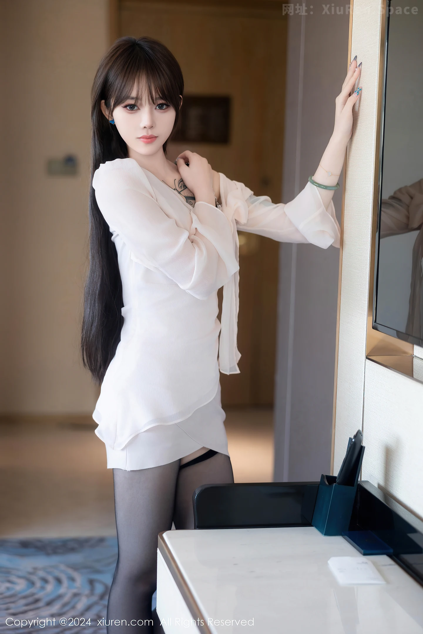 图片[3]-[XiuRen秀人网]VOL.8591 模特奶瓶性感白色上衣露黑色情趣服饰配黑丝吊袜秀美腿诱惑写真85P-秀人网官方网站